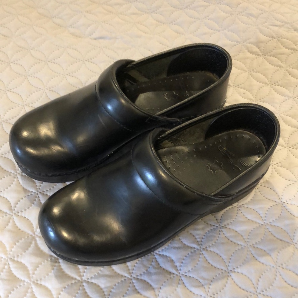 Dansko Professional Black Nonskid Clogs. Very good condition. Size 37 (7)